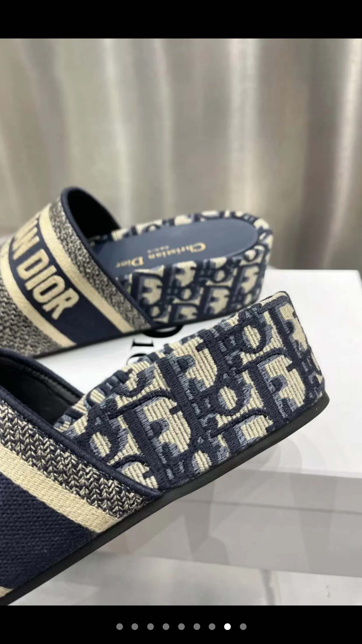 👟👟Ex-factory price p400👟👟 The classic best-selling style continues... 🎈The most popular pair of Dior DIOR wedge-heeled platform slippers DIORBLIQUE pattern jacquard embroidered prince, 🪡designed with classic logo embroidery craft elements. D’s most popular series in the past two years is really great! Super wow! 😘 Retro literary and fresh style, one of the must-have items in spring and summer 👏 💙Buy genuine products and reproduce them, synchronized with ten colors at the counter 💛High version of three-dimensional jacquard embroidered upper, cowhide lining 💚Original molded custom outsole, non-slip and wear-resistant Heel height: 5Cm, long legs to wear Comes with a full set of exquisite packaging Code number: 34-43 (34, 41, 42, 43 are custom-made and cannot be returned or exchanged)